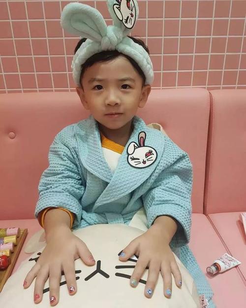 php足浴技巧_SPA化妆一条龙韩国4岁小孩已经开始泡美容院了