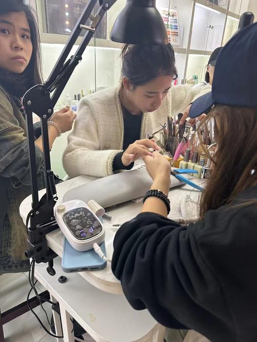 指尖艺术新风尚_打造独特美甲店体验